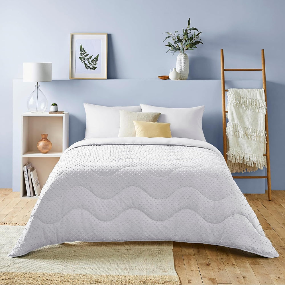 Naty Shop Couette sans housse, 4,5 tog, king size, collection tuftée à pois, literie de luxe, hypoallergénique, lavable en machine, couettes et édredons sable chaud Naty Shop, lit double blanc