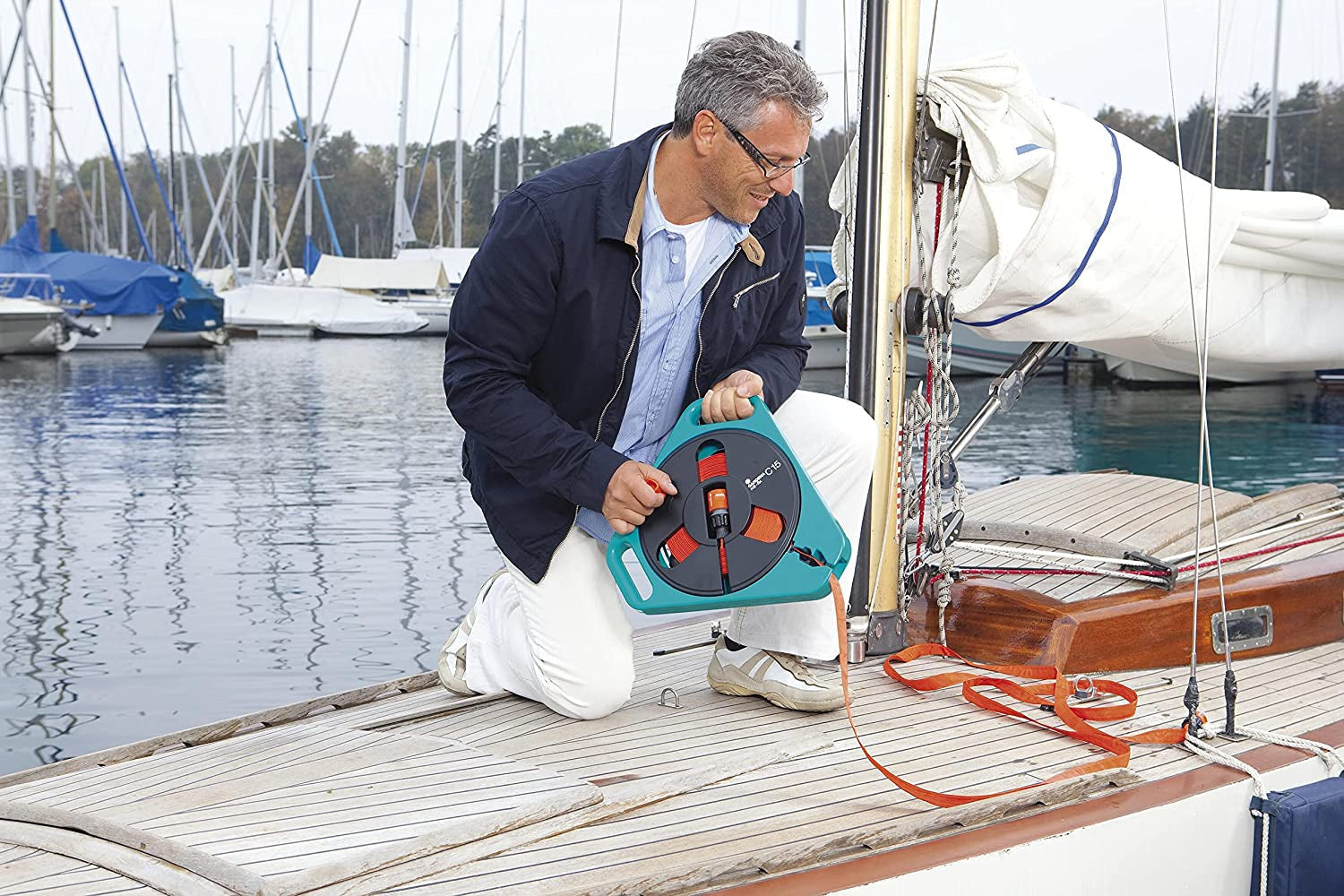 Tuyau plat roll-fix Gardena Original Classic 15 m : Boîte à tuyaux économique avec tuyau d'eau (Ø 12 mm dans la boîte), mécanisme de sécurité automatique, incl. buse de pulvérisation, avec dispositifs de raccordement (756-20)