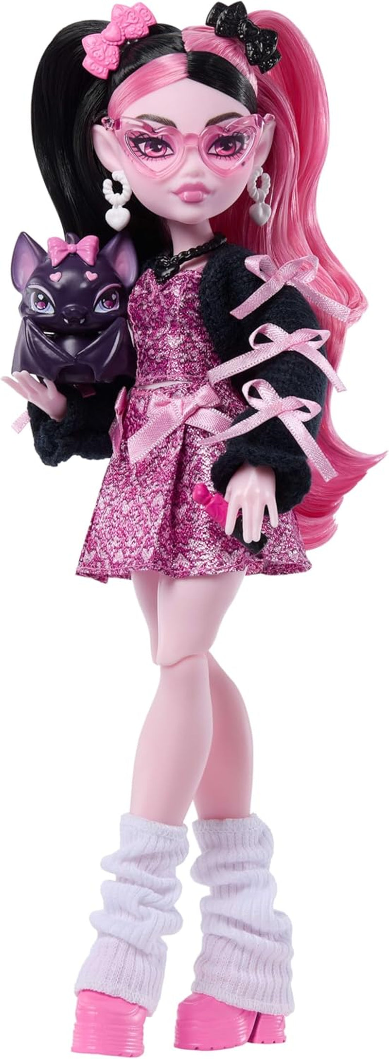 Poupée Monster High Draculaura en robe rose avec nœuds et cardigan noir avec chauve-souris Count Fabulous et 7 accessoires dont Ramen, rouge à lèvres et sac, JHK29