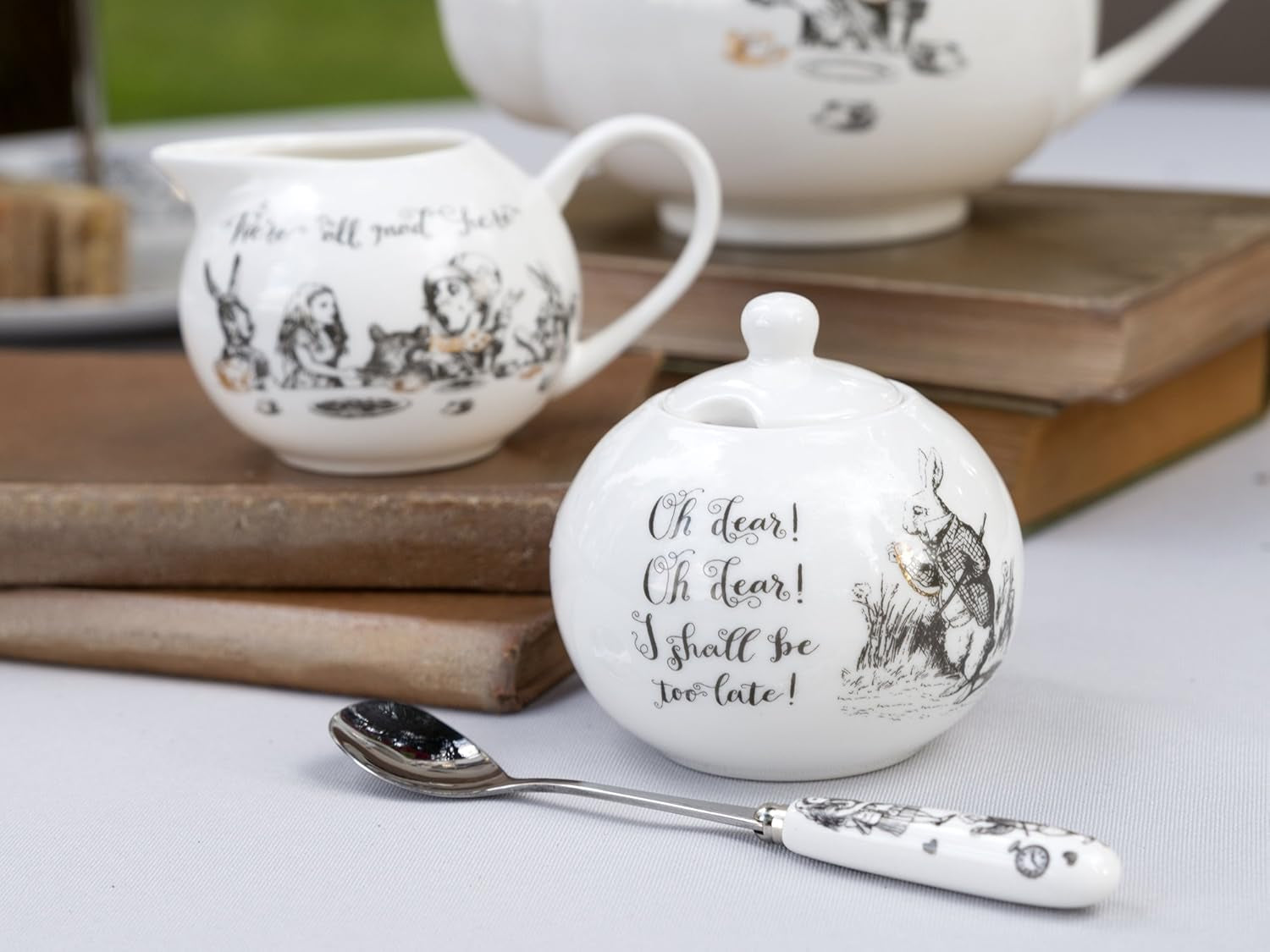 Théière et pot à lait en porcelaine fine Alice au pays des merveilles, bol en porcelaine et pot à lait dans un coffret cadeau de luxe