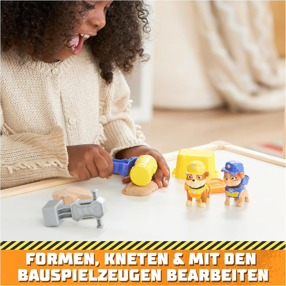 Rubble & Crew – Actionfiguren-Set mit Rubble & Mix Figur, 2 Bauspielzeugen und 85g Kinetic Sand Build-it-Sand, Spielzeug geeignet für Kinder ab 3 Jahren