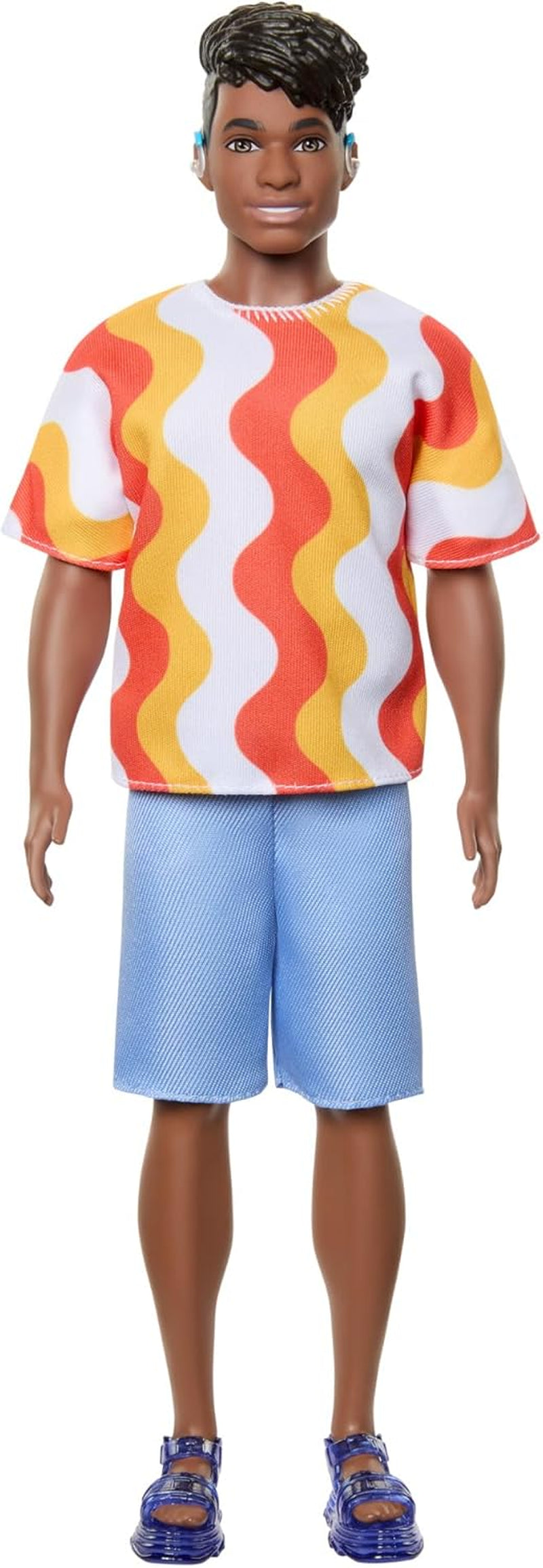 Barbie Fashionistas Ken-Puppe Nr. 220 mit Hörgeräten und breiter Körperform in einem abnehmbaren Shirt mit orangefarbenem Muster, Shorts und Plateau-Sandalen, HRH23