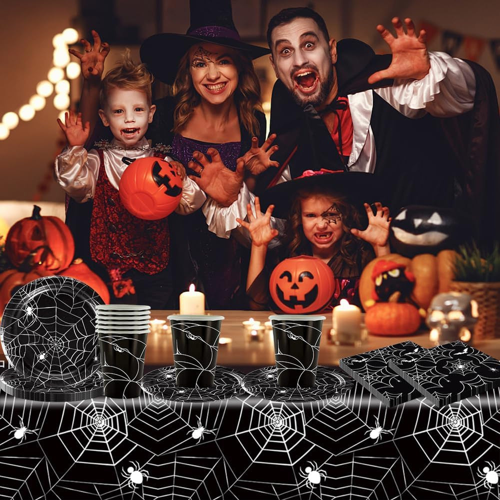Ensemble de couverts en papier Halloween Spider de 49 pièces comprenant des assiettes, des serviettes, des verres et une nappe. Vaisselle noire avec assiettes à dessert, serviettes et verres.