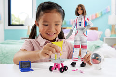 Poupée Barbie 65e anniversaire et 10 accessoires, ensemble astronaute pour poupée brune, rover à roues, casque spatial avec visière personnalisable et plus encore, poupées HRG45 Naty Shop