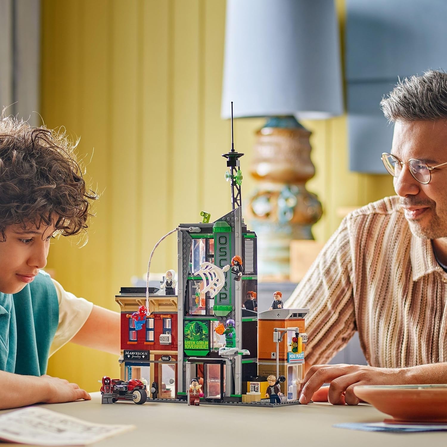 LEGO ǀ Marvel Spider-Man vs. Oscorp - Bauset zum Sammeln für Kinder mit 8 Minifiguren, darunter auch Spider-Woman, Miles Morales, Ghost Spider und Green Goblin - Geschenk ab 10 Jahren - 76324