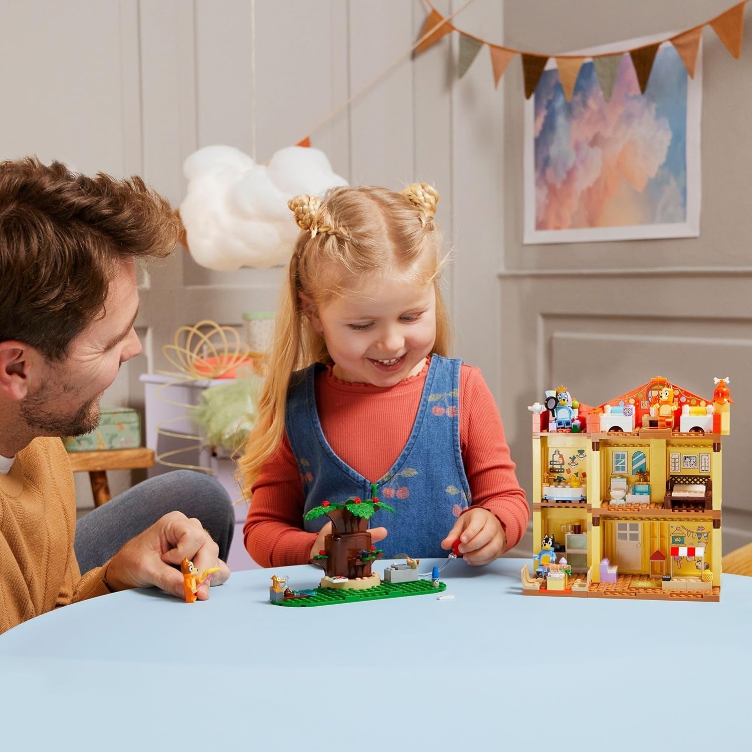 LEGO Bluey: Blueys Haus - Modulares Spielzeug mit Räumen, Garten, 4 Minifiguren und Zubehör - Geschenk zum Geburtstag für Mädchen & Jungen ab 4 Jahren oder Fans der TV-Serie - 11203