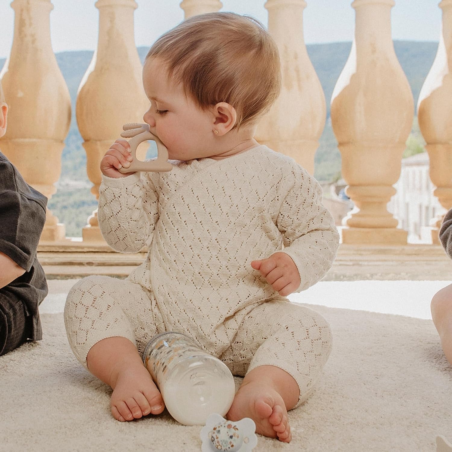 Coffret Suavinex pour nouveau-né. Coffret 4 pièces comprenant : Sucette Physiologique SX Pro pour bébé 0-6 mois + attache-sucette + attache-sucette Duo + anneau de dentition en silicone. Pays des merveilles, beige