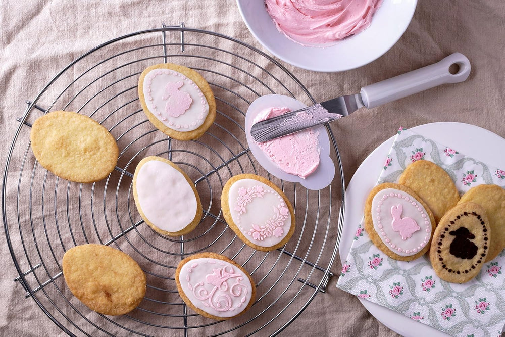 Dr. Oetker Éplucheur d'œufs, comprenant 4 modèles décoratifs de la série Golden Easter, un moule à biscuits et à biscuits (couleur : argent, blanc), quantité : 1 x ensemble de 5 pièces