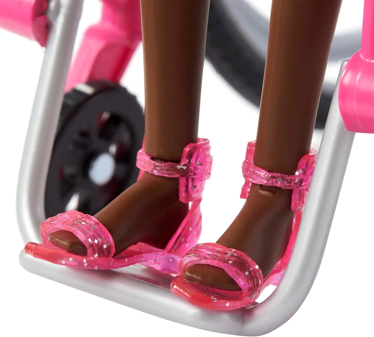 Barbie Fashionistas – combinaison colorée avec cheveux noirs, rampe pour fauteuil roulant, poupée incluse, cadeau pour enfants, jouet à partir de 3 ans, HJT14
