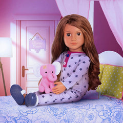 Our Generation - Maria - 46 cm-Puppe - Braune Augen & brünettes Haar - Pyjama-Strampler-Outfit - Elefant Plüschtier - Spielzeug für Kinder ab 3 Jahren