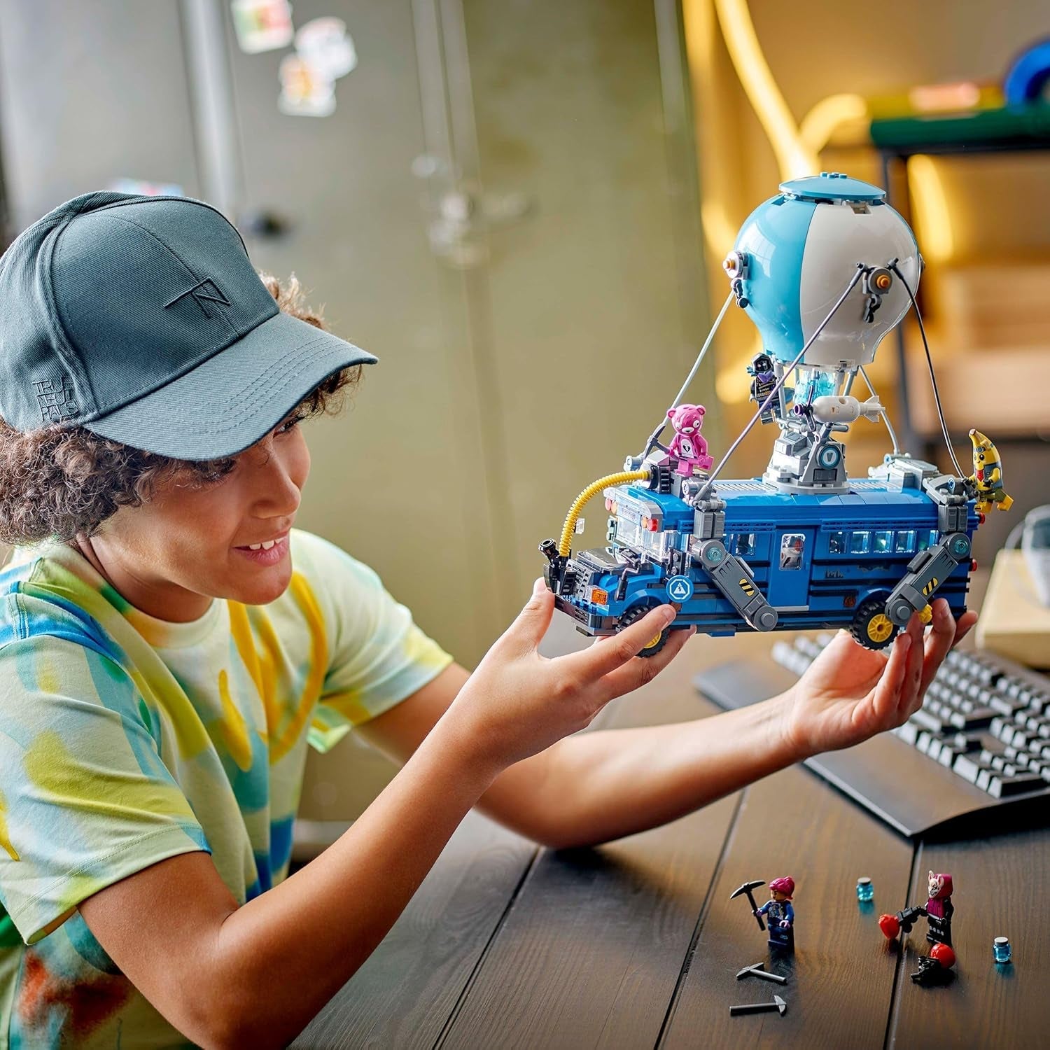 LEGO Fortnite Schlachtenbus, Spielzeug zum Videospiel mit Minifiguren, Geschenk für Gaming Fans ab 10 Jahren, Fahrzeug Bauset für Kinder, Kreatives Geschenk zum Geburtstag - 77073