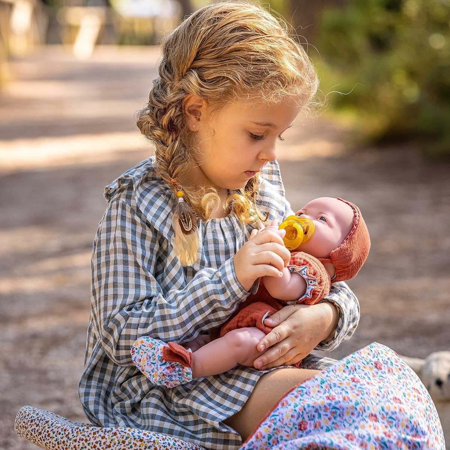 jc toys- Muñeca La Newborn recién nacida de 38 cm, de vinilo Suave, colección Nature, Con ropa floral, chupete y Peluche, niña, diseñada en España por Berenguer, +2 años