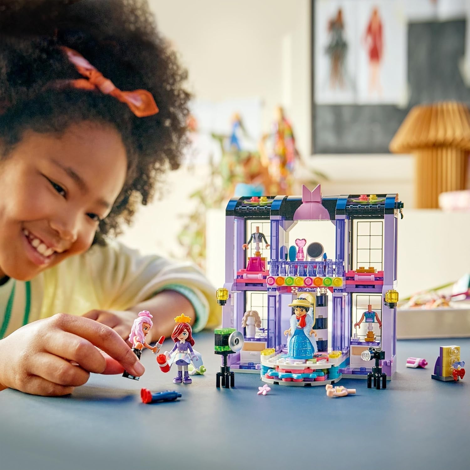 LEGO Friends Modeschau in Heartlake City - Verkleidungsspiel mit 3 Mini Puppen, Laufsteg, anpassbaren Outfits inkl. Rock, Mantel, Hüten & Zubehör - Kreatives Geschenk für Mädchen ab 7 Jahren - 42685