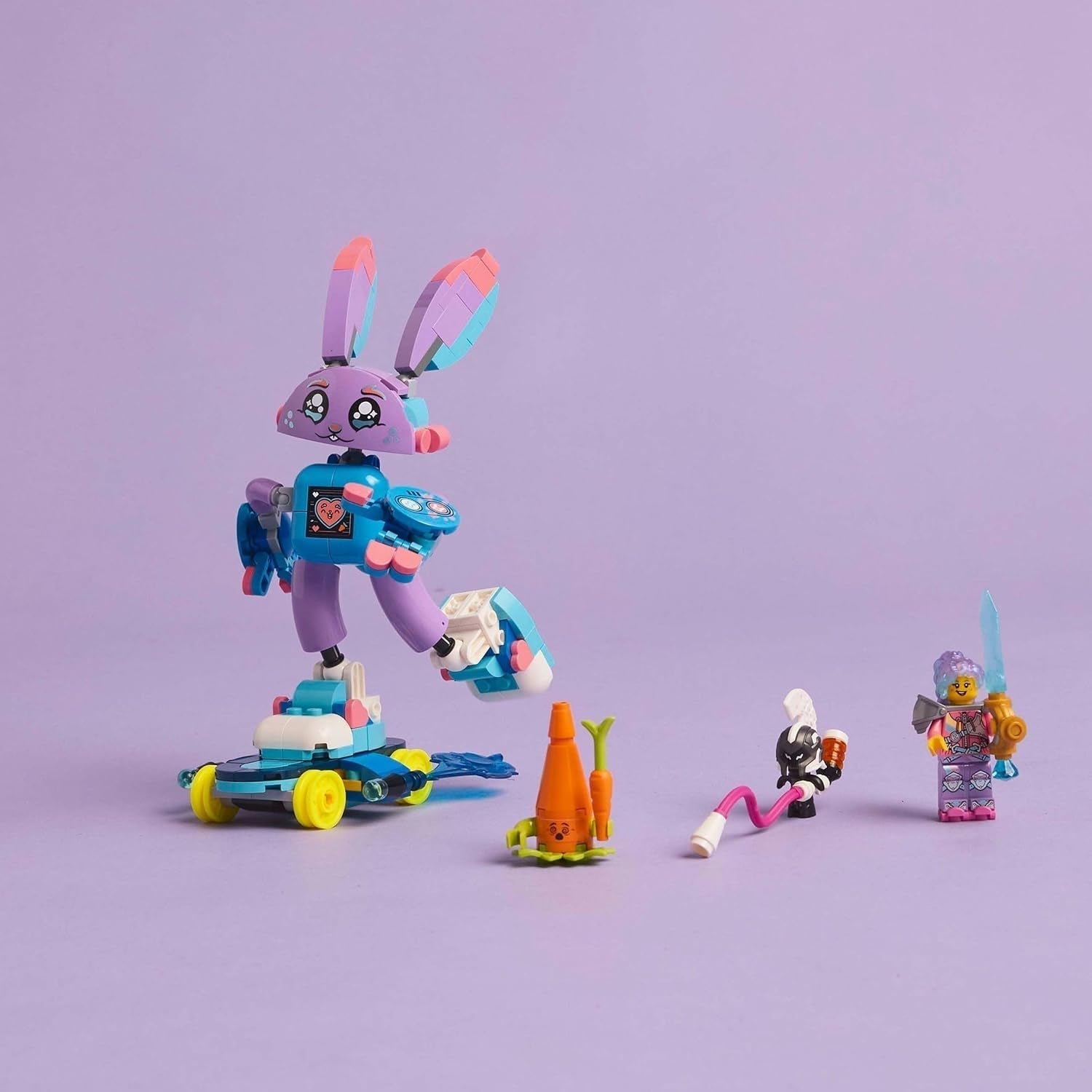 LEGO Dreamzzz Izzie and Bunchurro The Gaming Bunny, jucărie pentru copii 7+, set de joacă 2 în 1 cu Hero Minifigure și Cyberling pentru o experiență de joacă imaginativă 71490 Seturi de constructie Besuche den LEGO-Store