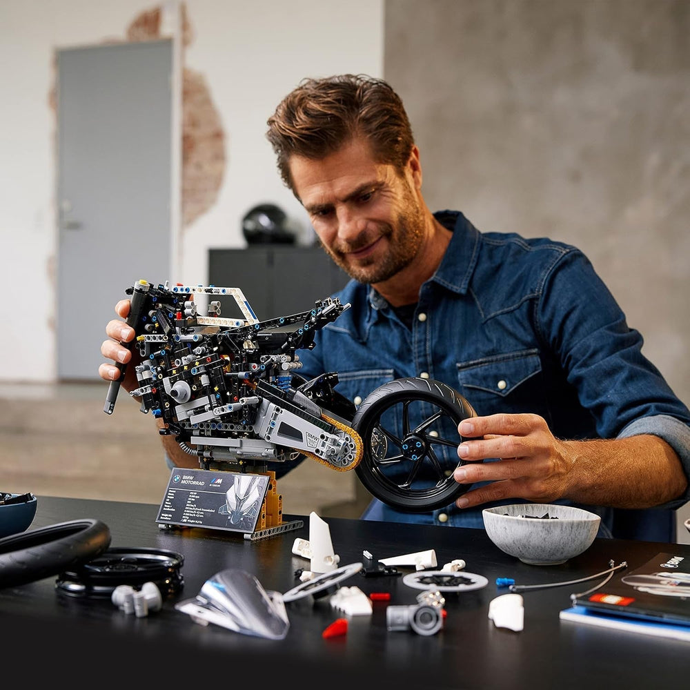 LEGO Technic BMW M 1000 RR Kit de modèle de moto pour adulte comme cadeau artisanal pour hommes et femmes Décoration de maison ou de bureau 42130 Kits de construction Besuche den LEGO-Store