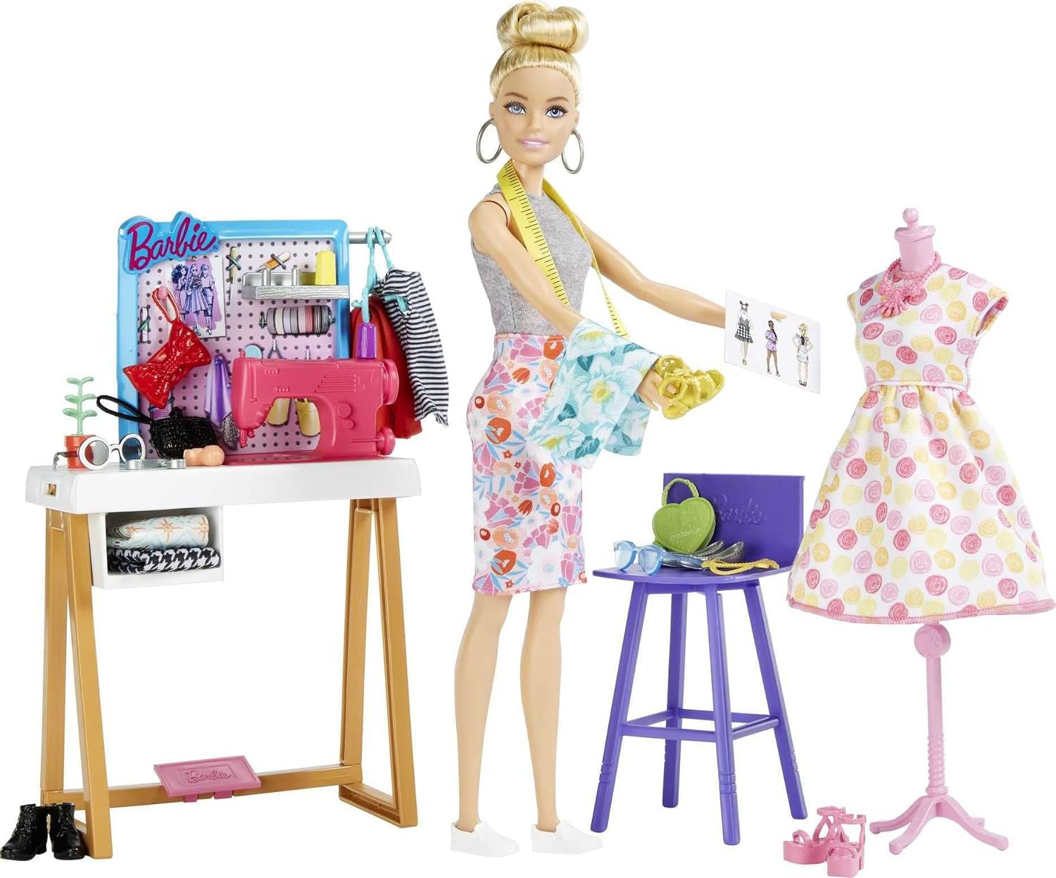 Barbie HDY90 - Poupée de créateur de mode (30,40 cm) et studio, plus de 25 accessoires de design et de mode, bureau design, chaise, machine à coudre, échantillons textiles, mannequin et plus, jouet pour 3 ans et plus