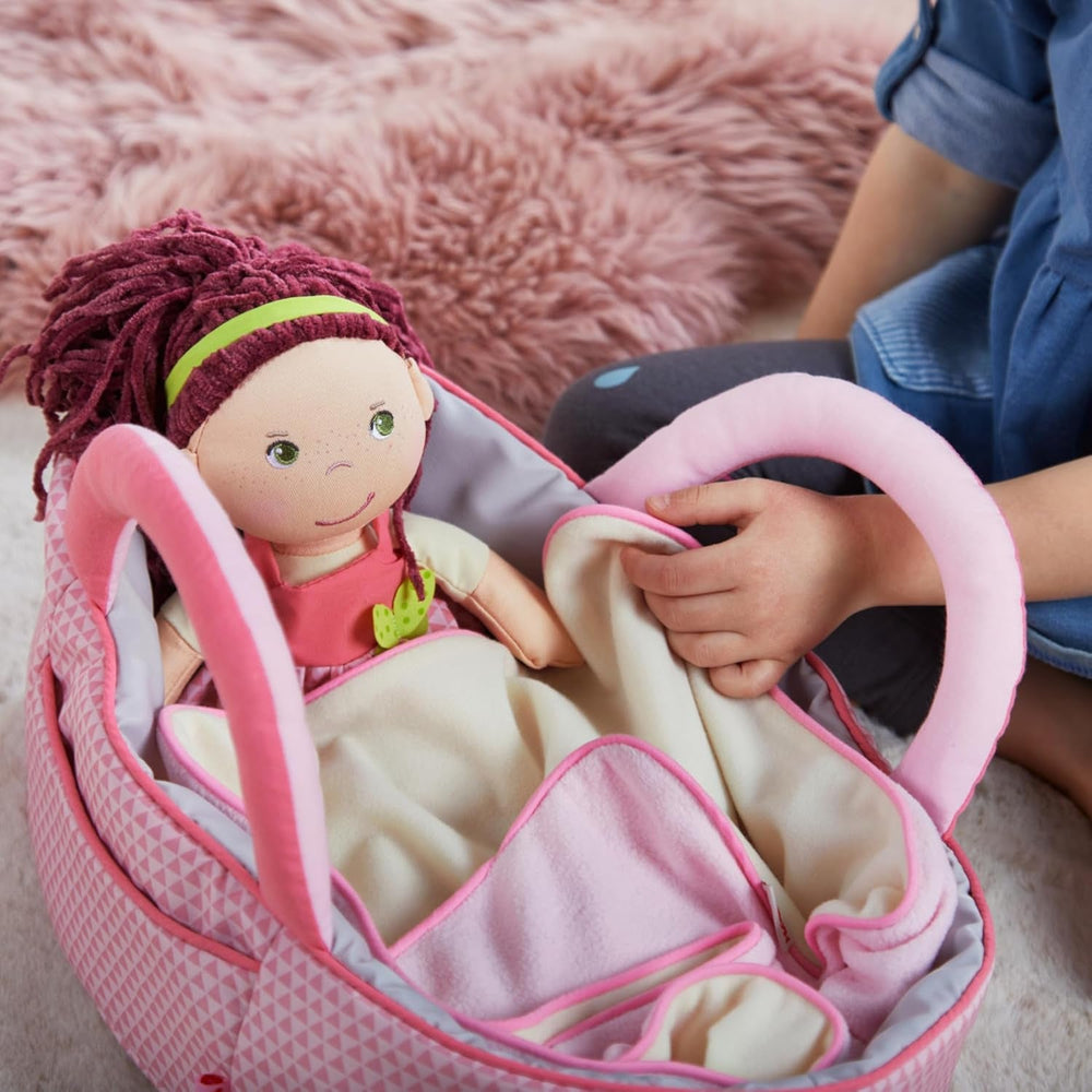 HABA Puppentragetasche Rosarot – Puppenzubehör für Babypuppen & Stoffpuppen, Tragetasche & Puppenbett mit Decke, Spielzeug ab 18 Monaten – 1305072001