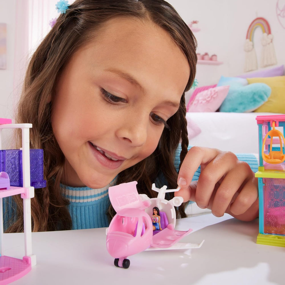 Mini BarbieLand Barbie Ensembles de poupée et de véhicules jouets, poupée de 1,5" et véhicule jouet surprise emblématique à changement de couleur, HYF40