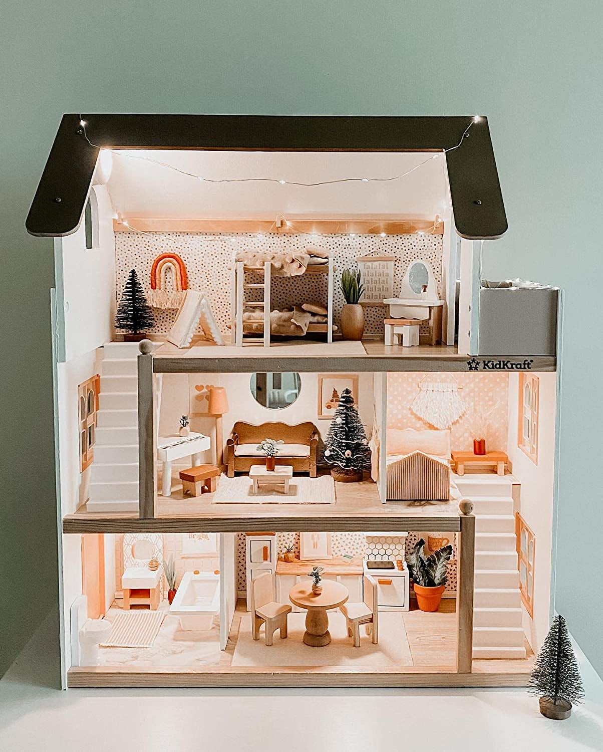 Kidkraft Dollhouse Chelsea din lemn cu mobilier și accesorii pentru mini păpuși, set de joacă pentru mini păpuși, jucărie pentru copii de la 3 ani, 65054, exclusiv la Amazon Casute de papusi Naty Shop