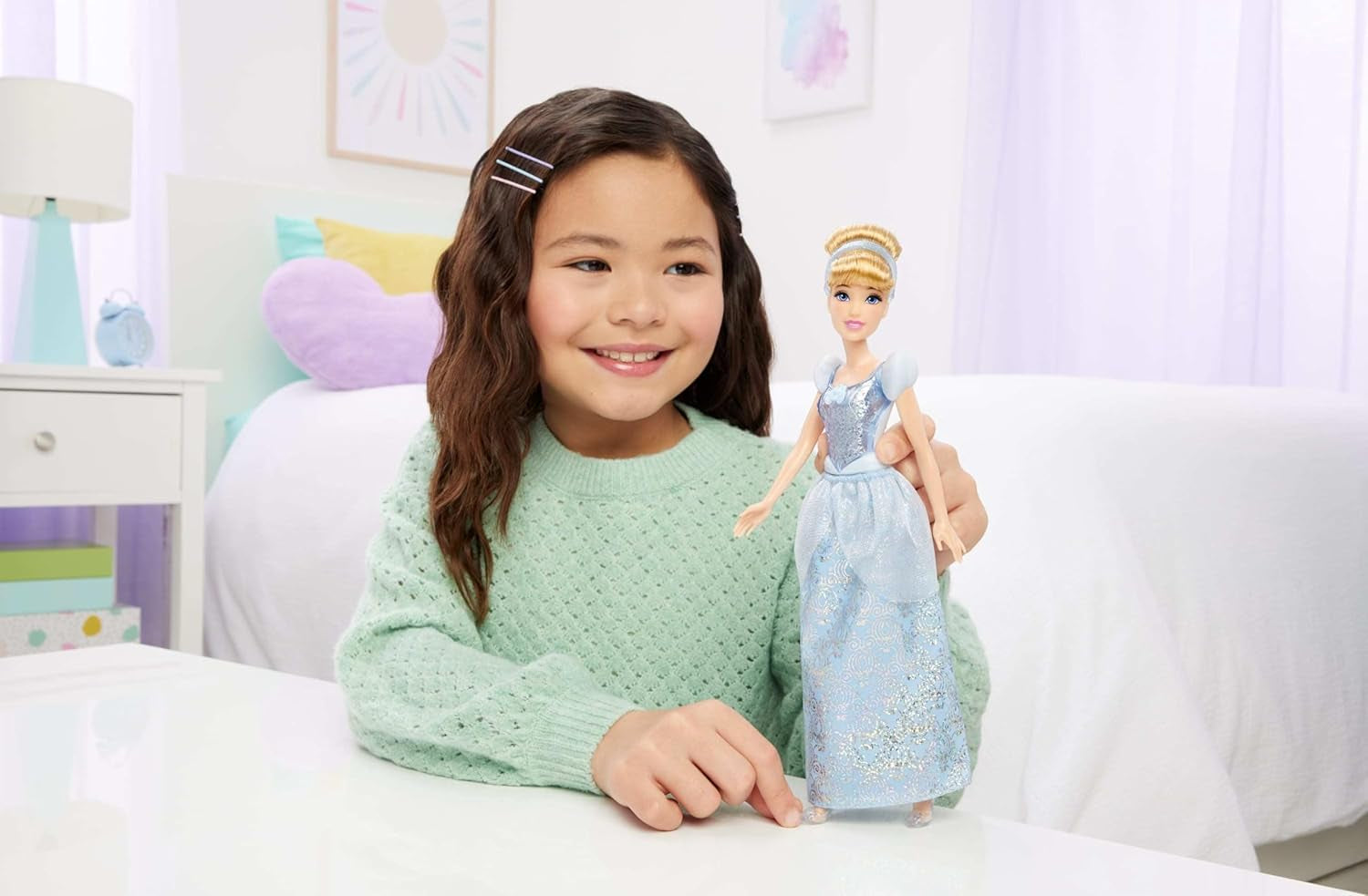 Mattel DISNEY Prinzessin Cinderella - Bewegliche Puppe mit glitzerndem Outfit, abnehmbaren Schuhen und Diadem, kämmbares Haar für Frisierspaß, für Kinder ab 3 Jahren, HLW06