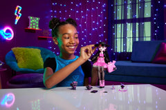 Poupée Monster High Draculaura avec son animal de compagnie, le chat chauve-souris, Count Fabulous, et des accessoires tels qu'un sac à dos, un livre de sorts, une boîte à bento et plus encore, HRP64