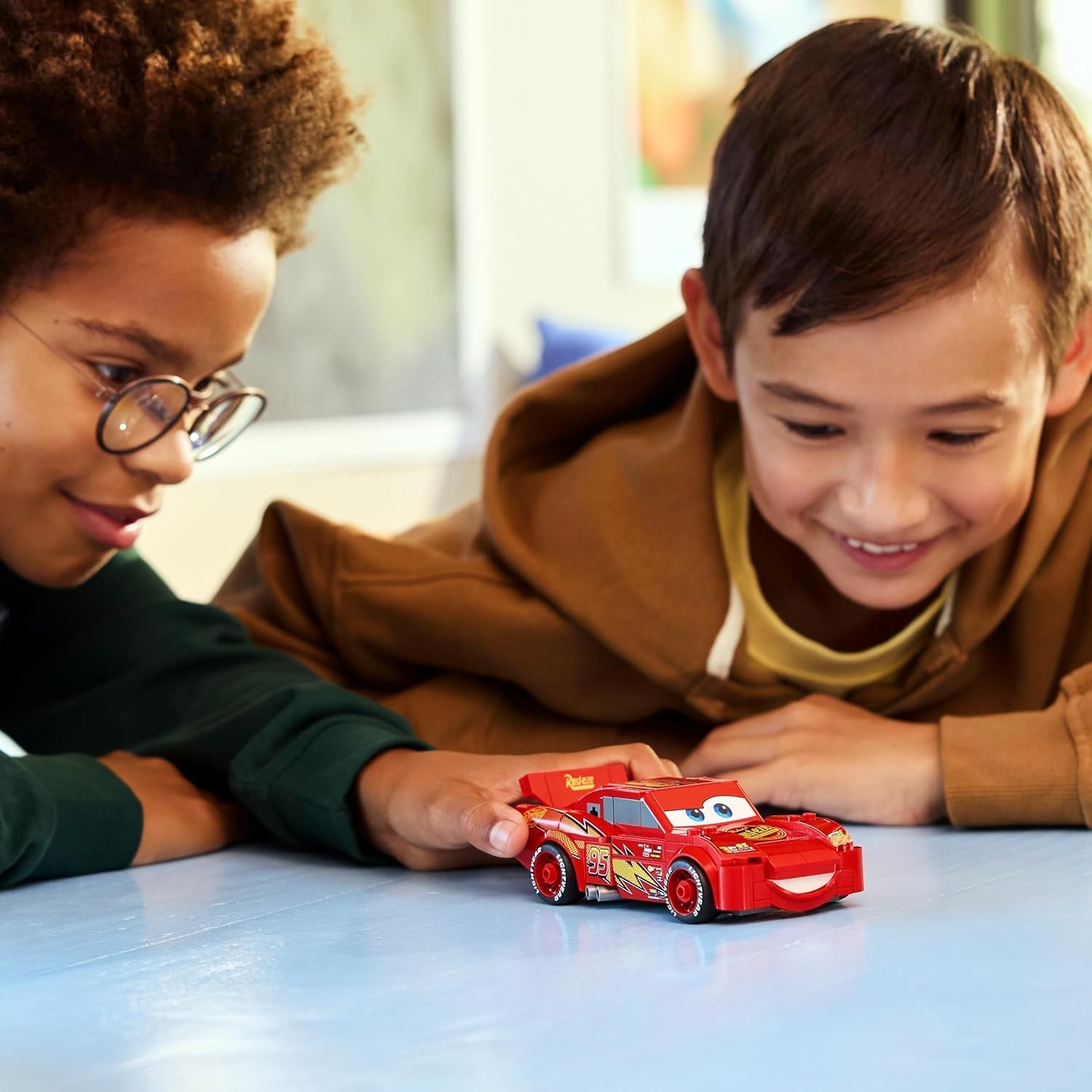 LEGO Speed Champions | Lightning McQueen - Spielzeug zu Cars von Disney Pixar - DIY Deko für Kinderzimmer - Auto Spielset - Kreatives Geschenk für Mädchen, Jungen und Autofans ab 9 Jahren - 77255
