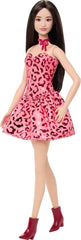 Poupée Barbie Fashionistas no. 246 dans une robe bustier rose à imprimé léopard avec des cheveux noirs et des accessoires comme un collier à nœud et des bottes, JJN59