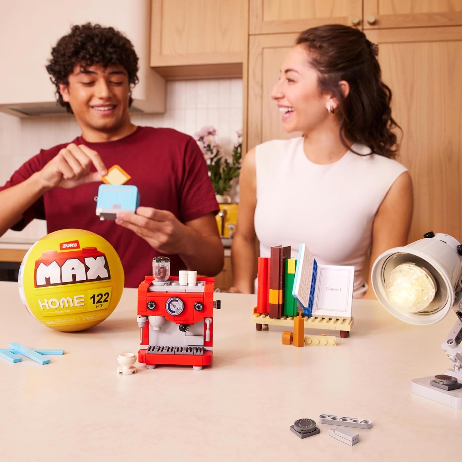 Max Build More Premium Home 4er-Pack von ZURU – Unboxing-Spielzeug & Klemmbausteine Sammlerminis mit bis zu 601 Teilen, Interaktive Designs zum Bauen & Aufstellen, Ab 8 Jahren