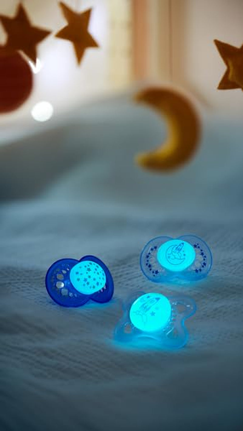 Sucette MAM 6+ mois (paquet de 2) MAM 6-16 mois brille dans le noir avec tétine en caoutchouc, paquet de 2 avec porte-tétine stérilisant, bleu clair/bleu clair