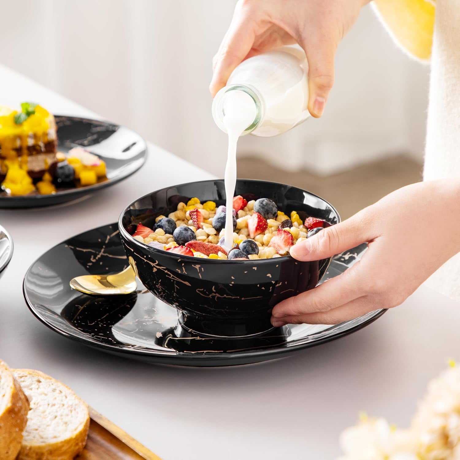 LOVECASA Ensemble de vaisselle en porcelaine série Daphné SWEET Ensemble combiné de 24 pièces Assiettes à dîner design doré Assiettes à dessert Bols à céréales et assiettes à dîner pour 6 personnes