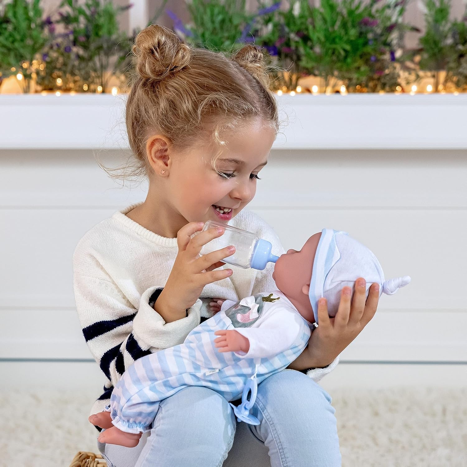 38 cm große realistische Babystoffpuppe mit offenen/geschlossenen Augen | JC Toys - Berenguer Boutique | 10-teiliges Geschenkset mit Flasche, Rassel, Schnuller & Zubehör | Blau | ab 2 Jahren.