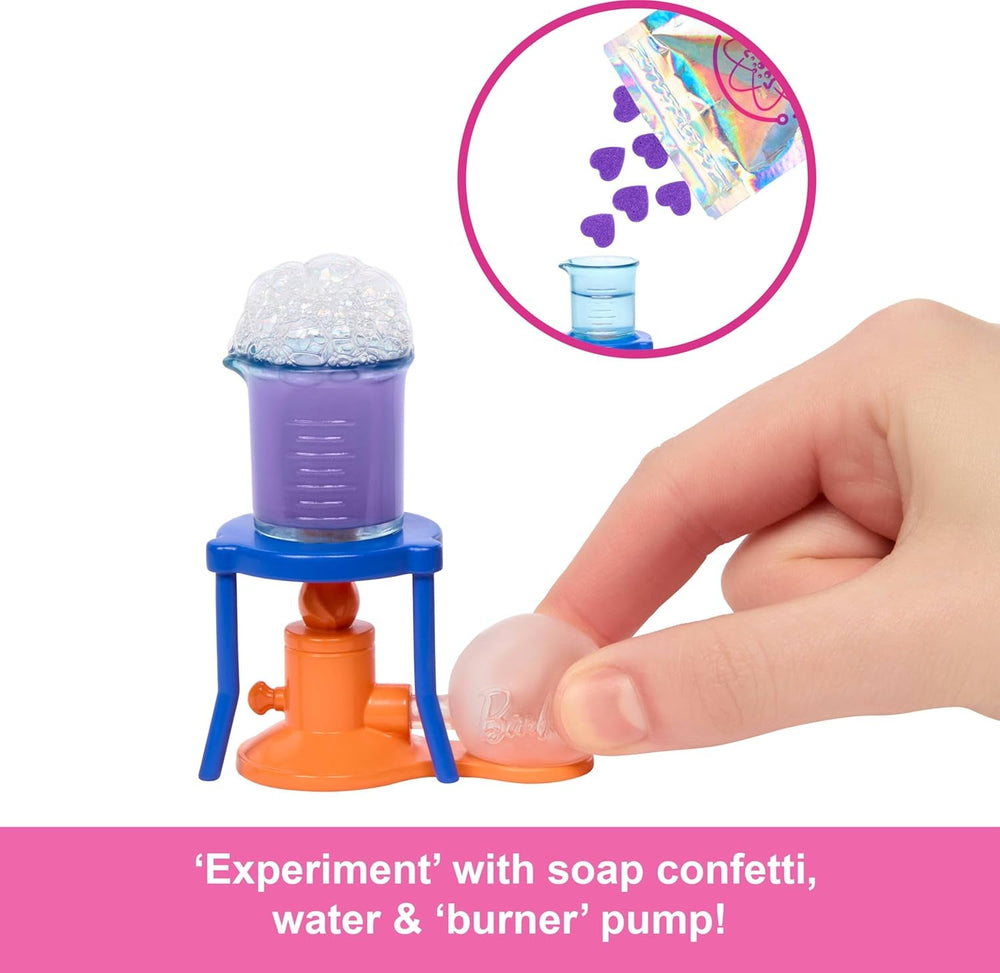 Barbie-Puppe Wissenschaftlerin und Zubehör mit Blonder Modepuppe, Labortisch, Mikroskop, Farbwechsel-Becherglas und Petrischale, JCR70