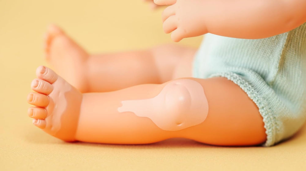 Miniland: Kaukasische dunkelblonde Babypuppe mit Vitiligo, 38cm, handgefertigt in Spanien aus weichem Vinyl Puppen.