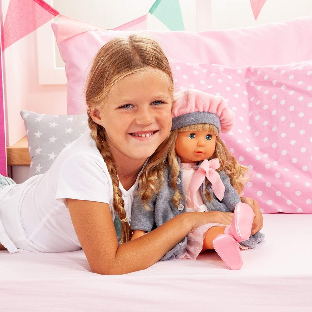 Bayer Design 94635AX Charlene Poupée fonctionnelle avec cheveux et yeux endormis, parle et chante 90 phrases, 2 poèmes et 8 chansons, 46 cm, poupée multi-accessoires, 1,30 kg, rose, gris