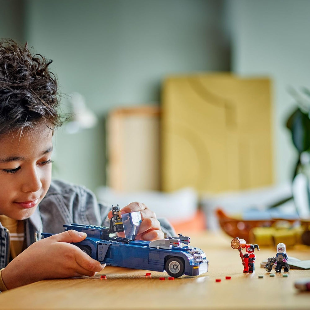 LEGO DC Batman : Batman dans la Batmobile contre. Harley Quinn et Mr Freeze Voiture jouet de dessin animé pour enfants Cadeau pour garçons et filles de 8 ans 76274 Ensembles de construction Besuche an LEGO-Store