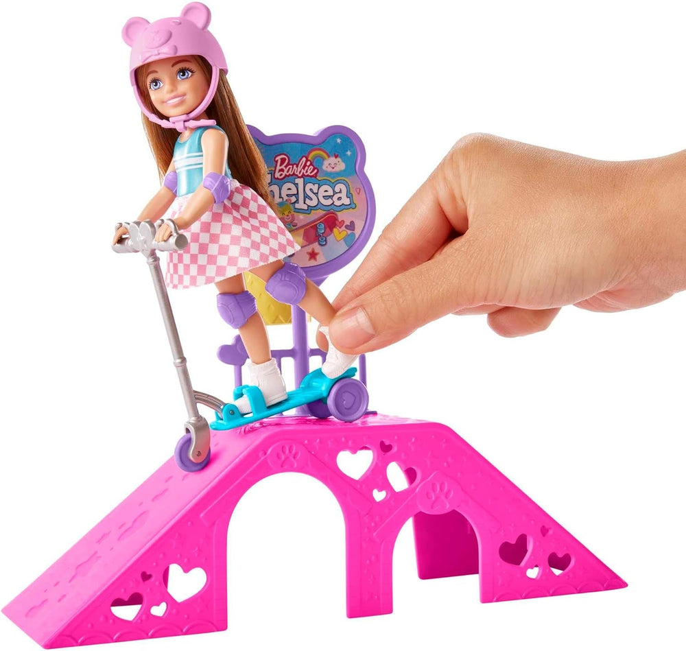Barbie Chelsea Serie, Chelsea mit braunen Haaren, Roller, Skateboard, Skaterrampe, Hund, Zubehör, 1x Chelsea Puppe, Geschenk für Kinder, Spielzeug ab 3 Jahre,HJY35
