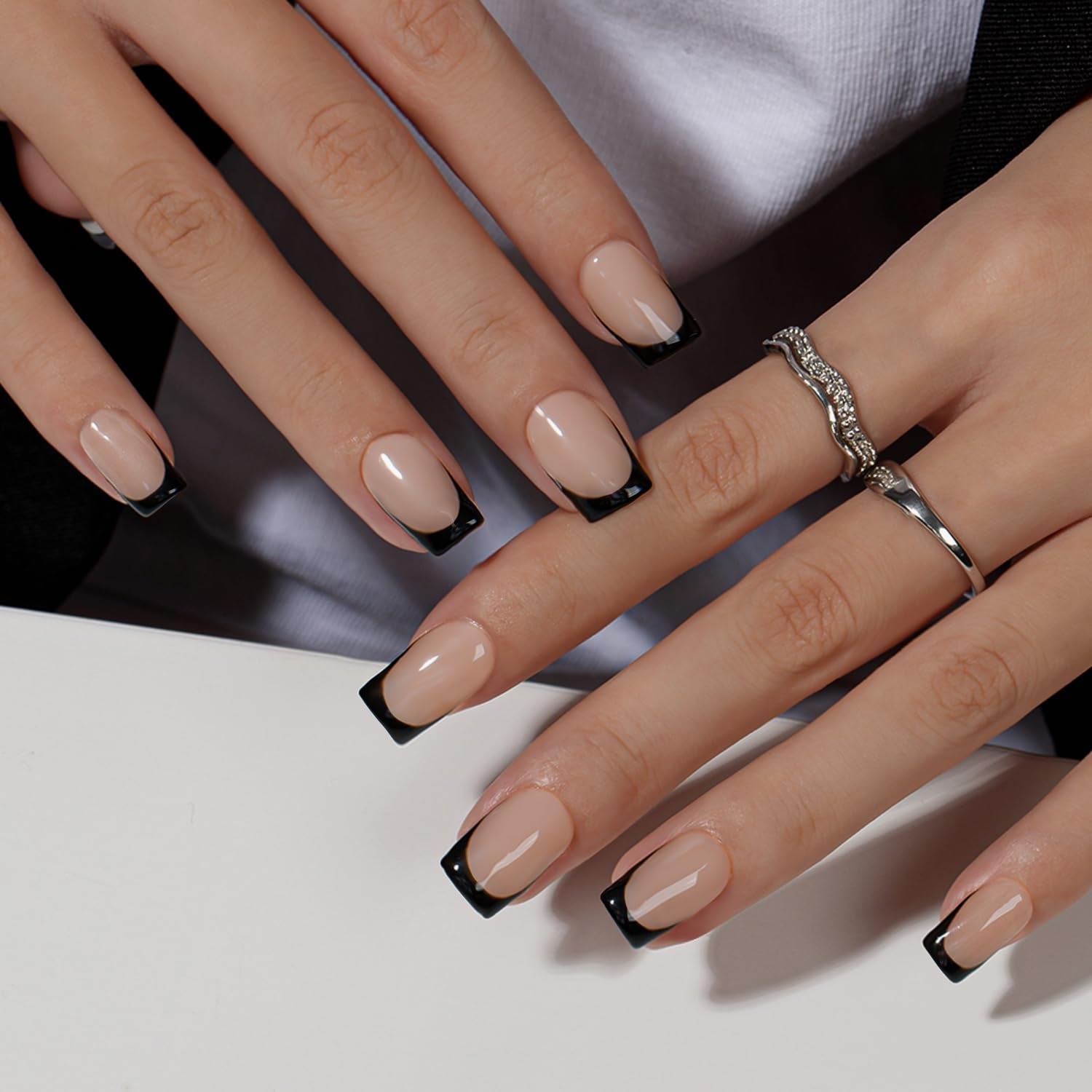 Faux ongles à pointe française courte – 30 pièces d'ongles noirs à coller sur des ongles carrés courts, faux ongles à pointe française avec colle, ensemble d'ongles artificiels carrés pour femme