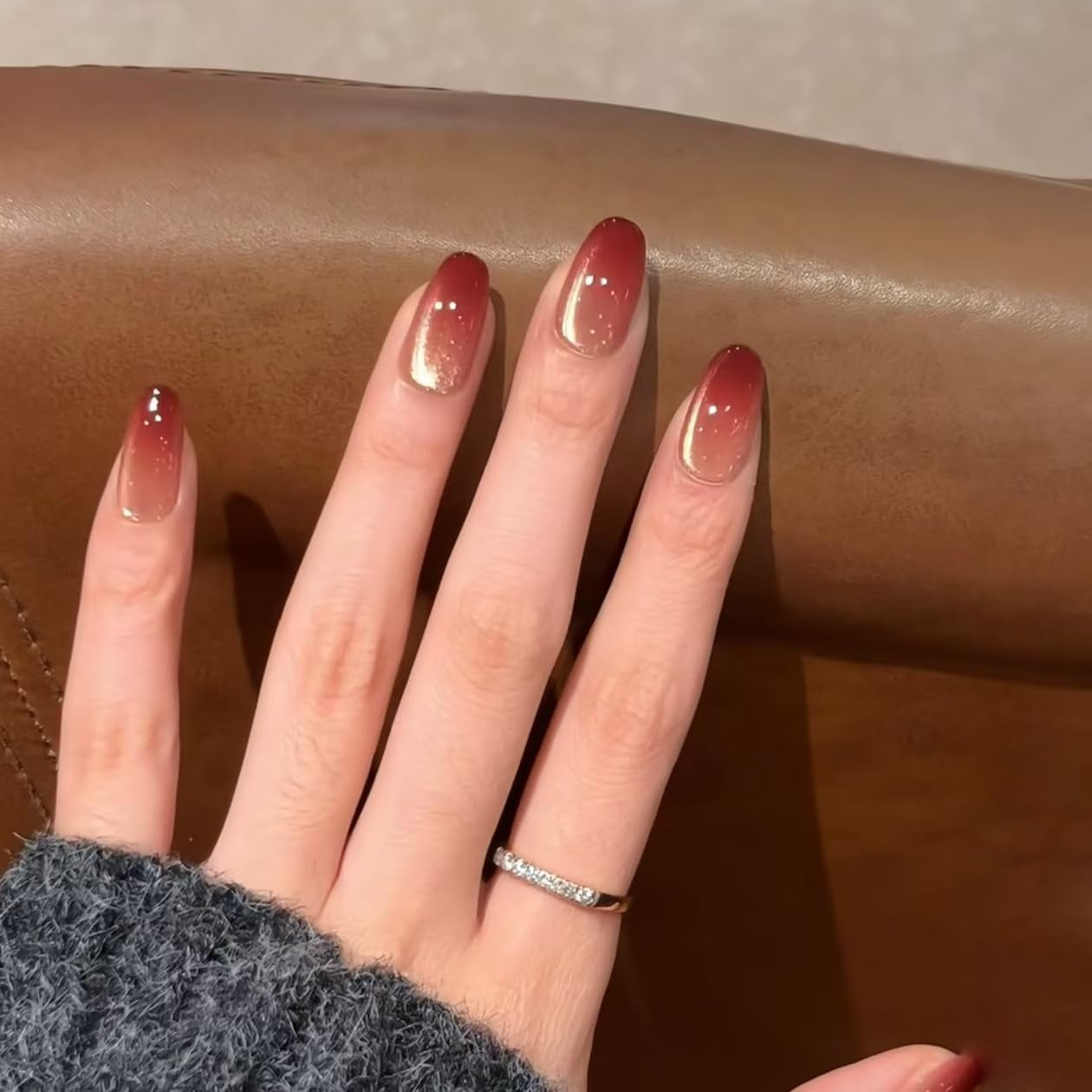 Moonglow Faux Ongles Magnétiques Courts, Rose Amande Rouge Dégradé Paillettes Oeil de Chat avec Colle, Rose Rouge Ombre Paillettes Photothérapie Ongles Artificiels pour Femmes et Filles