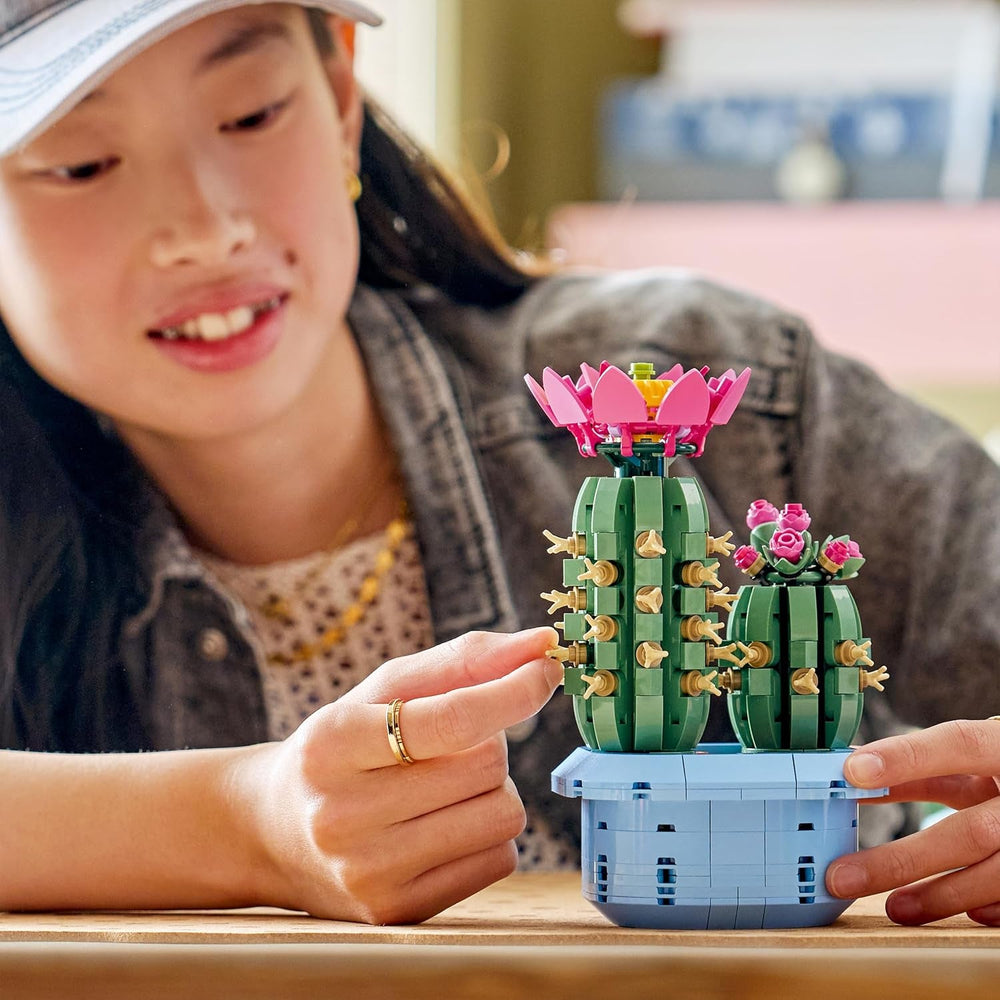 LEGO Botanicals Blühender Kaktus - Set mit Kunstpflanze mit 2 Kakteen & künstlichen Blüten - DIY Deko - Geschenkidee zum Geburtstag für Mädchen ab 9 Jahren & Erwachsene Pflanzenliebhaber - 11509