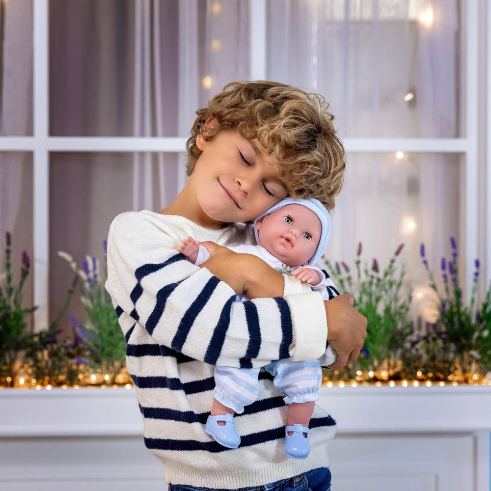 38 cm große realistische Babystoffpuppe mit offenen/geschlossenen Augen | JC Toys - Berenguer Boutique | 10-teiliges Geschenkset mit Flasche, Rassel, Schnuller & Zubehör | Blau | ab 2 Jahren.