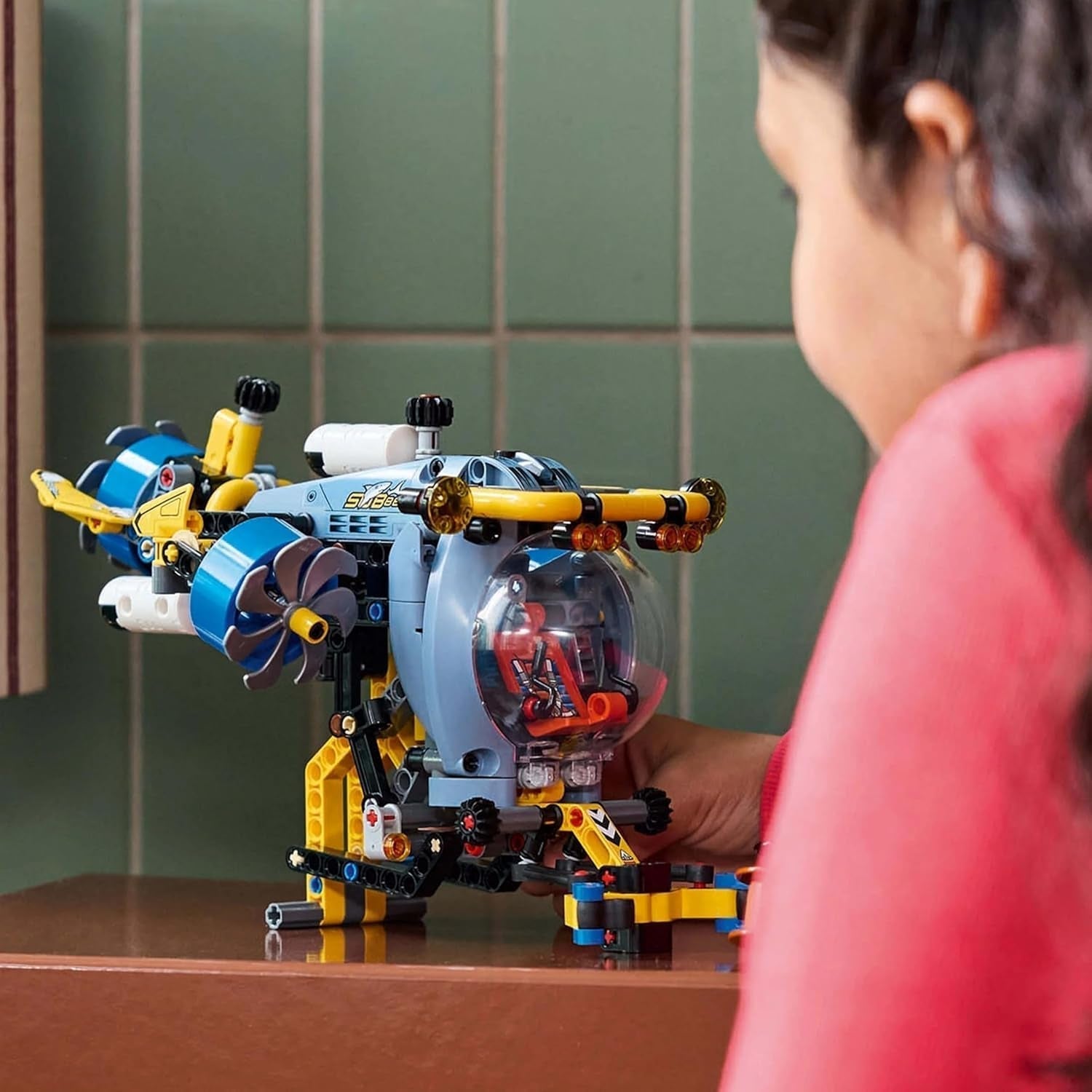 LEGO Technic Deep Sea Explorer Jouet de construction sous-marin pour enfants de 9 ans, garçons et filles, idées de cadeaux d'anniversaire créatives, véhicule à construire avec hélices rotatives 42201 Ensembles de construction Besuche den LEGO-Store