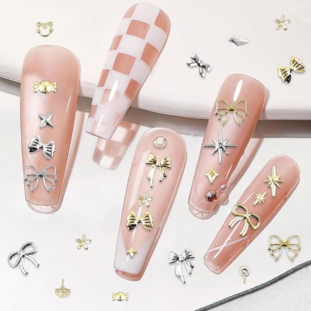 Coffret de 4 porte-clés à ongles – 48 types de porte-clés à ongles 3D dorés et argentés (papillons, fleurs, perles, etc.) + pince à épiler et stylo – pour ongles en gel et acrylique DIY | Idéal pour le salon de manucure et la maison