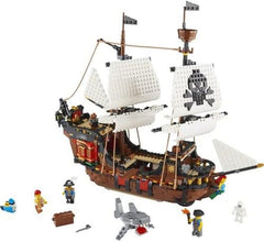 LEGO Creator Ensemble bateau pirate 3 en 1, jouet avec 3 options de construction, construisez une taverne de pirates ou une île de pirates en forme de crâne, comprend 3 figurines d'aventure de jeu de rôle 31109 Ensembles de construction Besuche den LEGO-Store