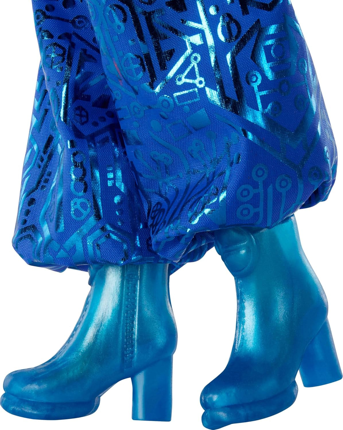 Mattel Disney Zombies 4 : L'aube des vampires Addison Wells - Poupée mannequin avec tenue détachable et 6 accessoires inspirés du film, JFG32