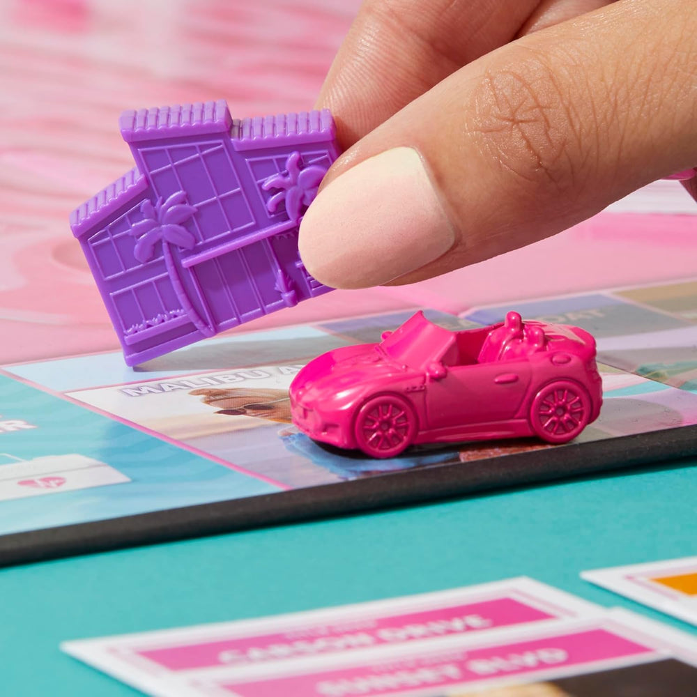Barbie Edition, le jeu de société classique inspiré du monde onirique de Barbie et de ses aventures, est un jeu original pour les enfants et les adolescents.