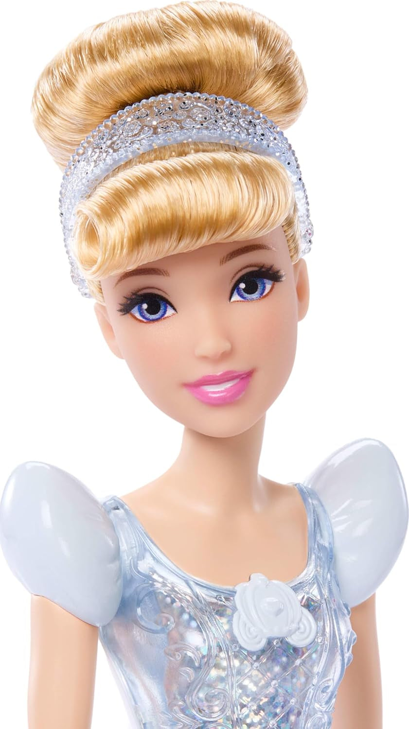 Mattel DISNEY Princesse Cendrillon - Poupée articulée avec tenue scintillante, chaussures et diadème amovibles, cheveux peignés pour un coiffage amusant, pour enfants à partir de 3 ans, HLW06