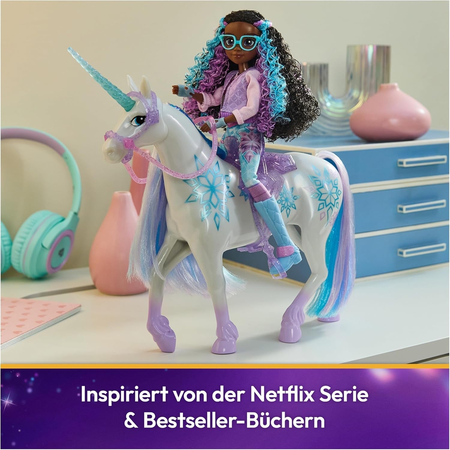 Unicorn Academy Einhorn Glacier - 28 cm groß, Original-Einhorn von Layla zur Netflix-Serie, mit echter Mähne und Schweif, abnehmbarem Zaumzeug und Sattel sowie Bürste, für Kinder ab 4 Jahren