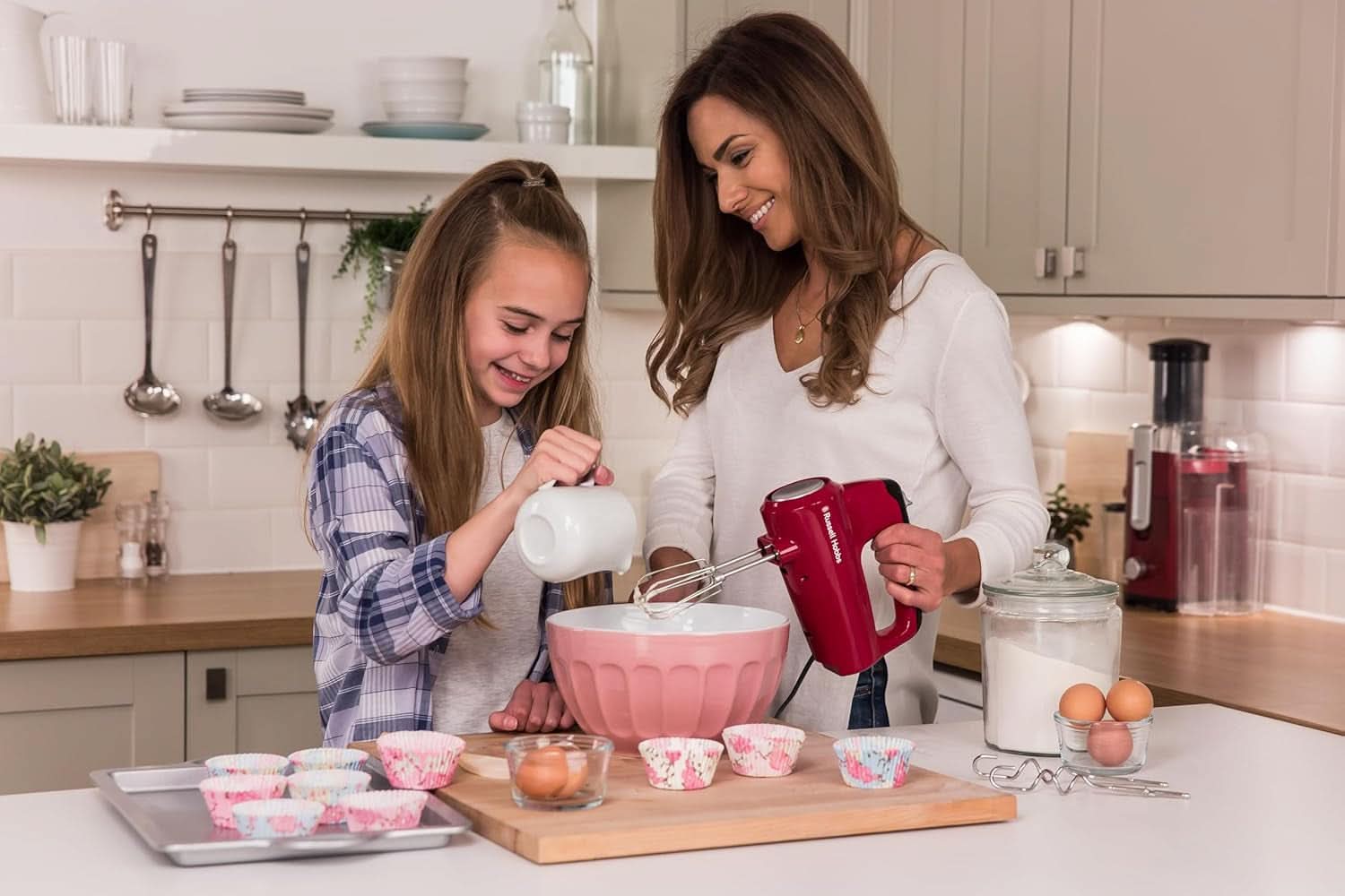 Russell Hobbs Mélangeur à main [Handrührgerät] Desire Rot (5 Geschwindigkeitsstufen+Turbofunktion, 2 Spülmaschinengeeignete Rührbesen & Knethaken, Auswurftaste, Aufrechte Parkposition) Handrührer 24670-56 Kitchen Naty Shop