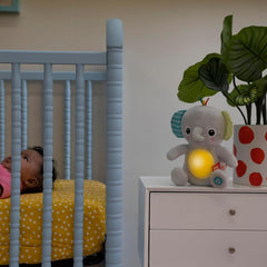 Bright Starts, jouet bébé éléphant Hug-a-bye avec lumières, chansons, différentes textures et plus encore, multicolore Jouets Bebe Naty Shop