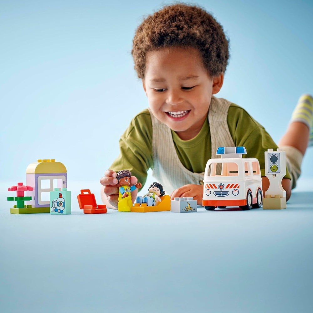 LEGO DUPLO Rettungswagen mit Fahrer - Lernspielzeug für Kleinkinder ab 2 Jahren - Montessori Spielzeug für Rollenspiele - Rettungswagen Spielzeug mit Auto, Haus, 2 Figuren - Geschenk für Kinder 10447
